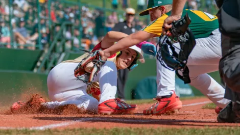 Nevada scores 14 runs to defeat Iowa in winners' bracket game